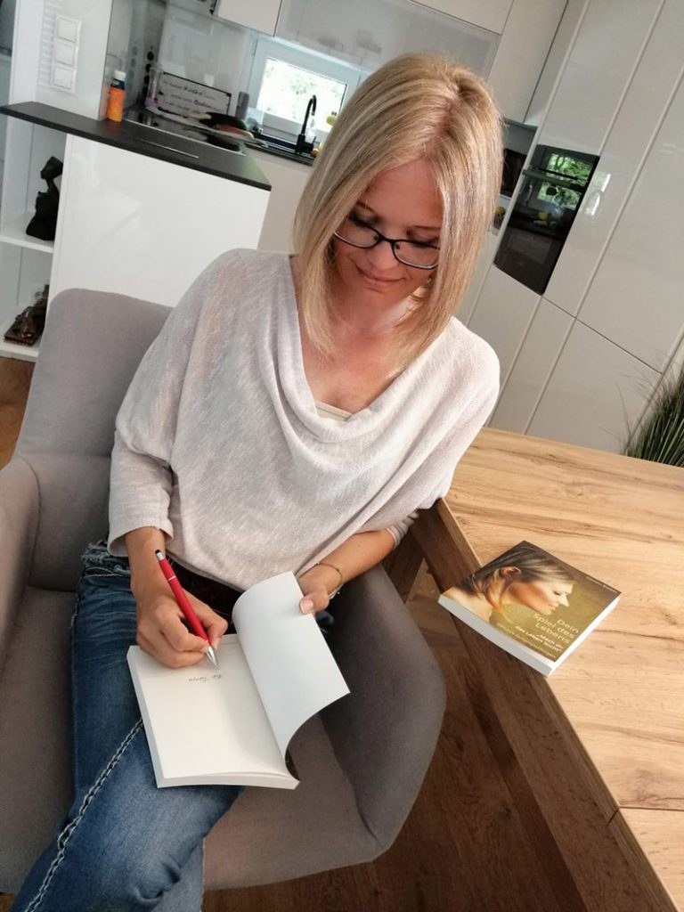 Daniela Rosker signiert ihr Buch "Dein Spiel des Lebens"